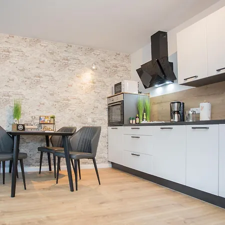 Deluxe For 4 - Free Private Parking - Private Terrace - Private Storage Apartment