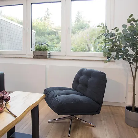 Deluxe For 4 - Free Private Parking - Private Terrace - Private Storage Apartment *