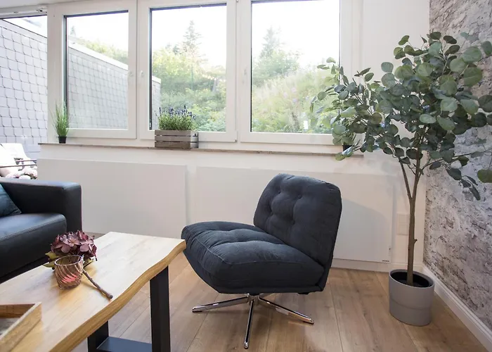 Deluxe For 4 - Free Private Parking - Private Terrace - Private Storage Apartment *